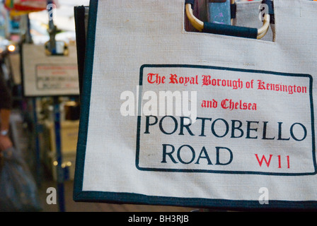 Portobello Road Taschen für den Vertrieb an Ständen unter Westway an der Portobello Road market London England UK Europe Stockfoto