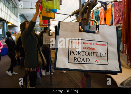 Portobello Road Taschen für den Vertrieb an Ständen unter Westway an der Portobello Road market London England UK Europe Stockfoto