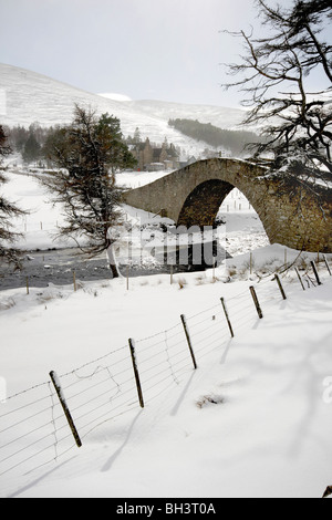 Historische Brücke am Gairnshiel in der Nähe von Balmoral. Stockfoto