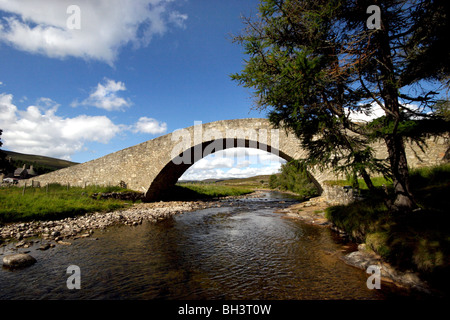 Historische Brücke am Gairnshiel in der Nähe von Balmoral. Stockfoto