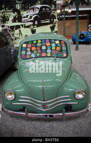 Grün Renault 4cv Oldtimer mit Vignettees Kfz-Steuer auf Windschutzscheibe bei Schlumpfs motor Museum Mulhouse Frankreich senkrecht Stockfoto