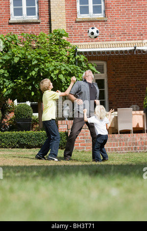 Großvater und Kinder mit Fußball Stockfoto