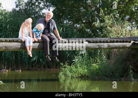 Großvater und Kinder am Steg Stockfoto