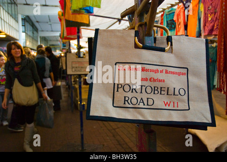 Portobello Road Taschen für den Vertrieb an Ständen unter Westway an der Portobello Road market London England UK Europe Stockfoto