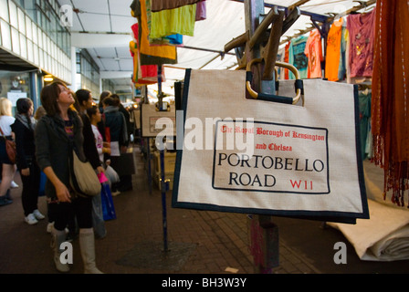 Portobello Road Taschen für den Vertrieb an Ständen unter Westway an der Portobello Road market London England UK Europe Stockfoto