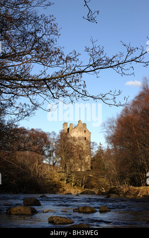 Invermark Burgruine und North Esk River in Glen Lee. Stockfoto