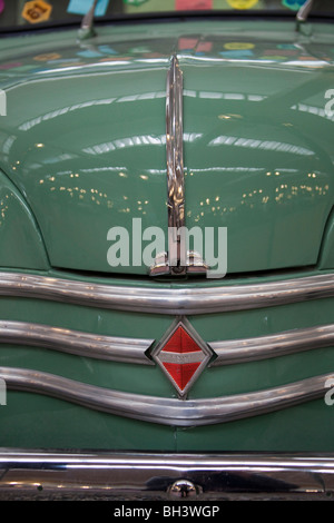 Grün Renault 4cv Oldtimer Abzeichen am Schlumpfs motor Museum Mulhouse Frankreich vertikale Stockfoto