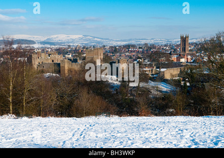 Blick auf die Shropshire Markt Stadt Ludlow im Winterschnee von Whitcliffe. Stockfoto