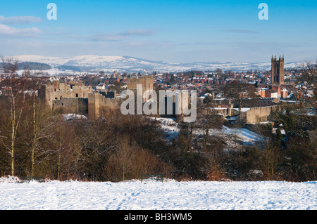 Ansicht von Ludlow, Shropshire, im Winterschnee von Whitcliffe mit Schloss und St. Laurence Kirche überragt von Clee Hills Stockfoto