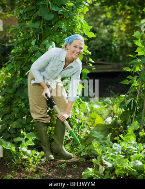 Junge Frau in einem Garten arbeiten Stockfoto