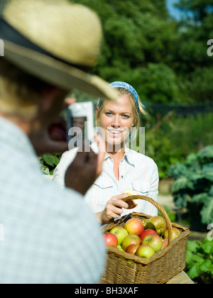 Ein Mann, ein Foto von einer Frau Stockfoto