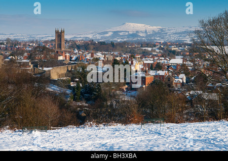 Ansicht von Ludlow, Shropshire, im Winterschnee von Whitcliffe mit Schloss, Kirche und Titterstone Clee Hill St Laurence Stockfoto