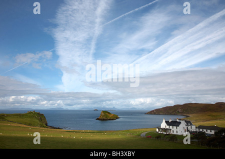 Tulm Bucht mit Tulm Schloss, Duntulm Hotel und den Bergen von Harris in der Ferne. Stockfoto