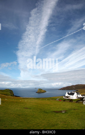 Tulm Bucht mit Tulm Schloss, Duntulm Hotel und den Bergen von Harris in der Ferne. Stockfoto