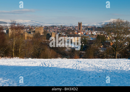 Ansicht von Ludlow, Shropshire, im Winterschnee von Whitcliffe mit Schloss und St. Laurence Kirche überragt von Clee Hills Stockfoto