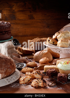 Cookies und hausgebackenes Brot und Kuchen Stockfoto