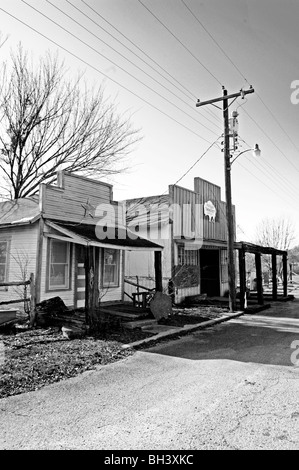 1920er Jahre Ära getragen und verwittert, zeigen rustikale Scheunen und gewerblich genutzten Gebäuden von gestern die Jahre in einem amerikanischen Westens farmtown Stockfoto