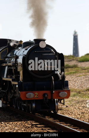 Romney Hythe & Dymchurch Railway Dampf Zug und Dungeness alten Leuchtturm kent Stockfoto
