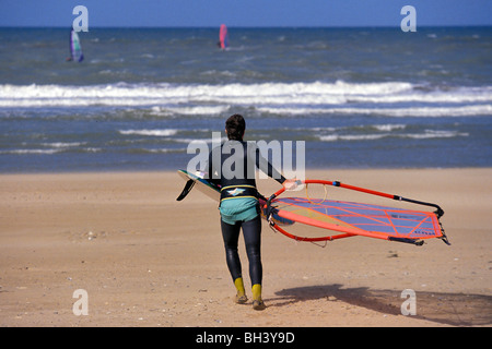 WINDSURFEN, REGION VON DEAUVILLE, CALVADOS (14), NORMANDIE, FRANKREICH Stockfoto