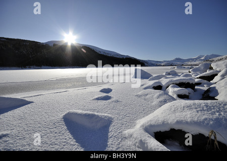 Llynnau Mymbyr gefrorene Seen & Snowdon Gebirge in der Ferne mit Schnee im Winter Januar 2010 Stockfoto