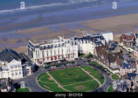 LUFTAUFNAHME DES PLATZES UND DAS GRAND HOTEL CABOURG, CALVADOS (14), NORMANDIE, FRANKREICH Stockfoto