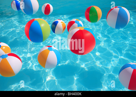 Bunten Aufblasbare Wasserbälle zufällig in einem blauen Wasser Schwimmbad schwimmen Stockfoto