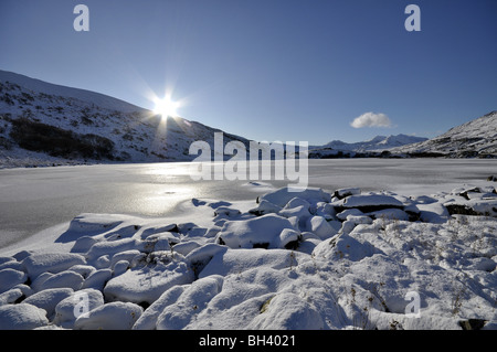 Llynnau Mymbyr gefrorene Seen & Snowdon Gebirge in der Ferne mit Schnee im Winter Januar 2010 Stockfoto