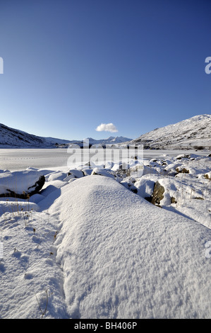 Llynnau Mymbyr gefrorene Seen & Snowdon Gebirge in der Ferne mit Schnee im Winter Januar 2010 Stockfoto