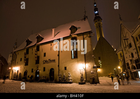 Restaurant im mittelalterlichen Stil Olde Hansa in Tallinn, Estland Stockfoto