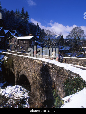 Y paar Brücke Pont des Kessels im Schnee Betws-y-Coed Conwy Snowdonia-Nationalpark North Wales UK Stockfoto