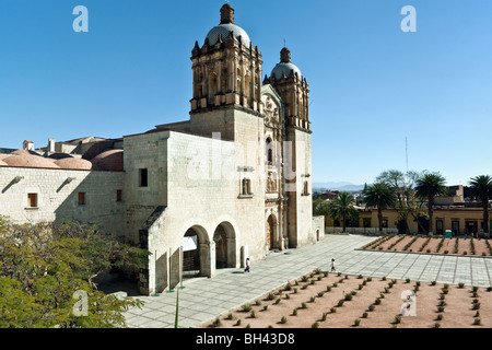 Westfassade der Kirche Santo Domingo mit Eingang zum ehemaligen Kloster, heute Museum der Kulturen von Oaxaca, am linken Mexiko Stockfoto