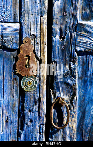 Der alte blaue Tür mit Kupfer Schlüsselloch hautnah Stockfoto
