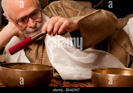 Tibetische Schüssel heiligen Klang Heilpraktiker auf Boden mit Schalen auf schwarzem Hintergrund. Stockfoto