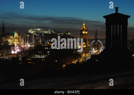 Zentrum von Edinburgh, Scotland, UK, bei Einbruch der Dunkelheit im winter Stockfoto