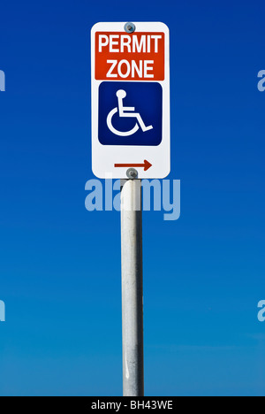 Ein Schild deaktiviert Genehmigung Parken nur auf einem abgestuften blauen Himmelshintergrund isoliert. Stockfoto