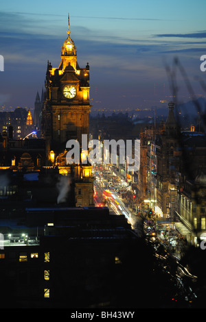 Hotel Balmoral (ehemals North British), Princes Street, Edinburgh, Schottland, UK in der Abenddämmerung Stockfoto