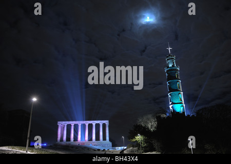 National Monument und Nelsons Denkmal auf Calton Hill Edinburgh, Schottland, im Winterschnee Stockfoto