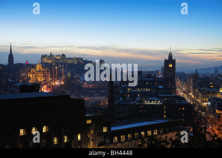 Zentrum von Edinburgh, Scotland, UK, bei Einbruch der Dunkelheit im winter Stockfoto