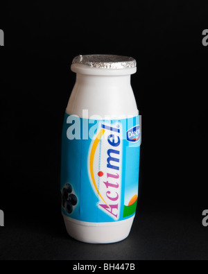 Eine Flasche Danones Actimel probiotischen Joghurt Drink. Stockfoto