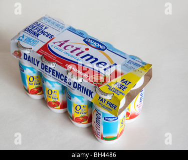 Eine Packung von Danones Erdbeere aromatisiert Actimel probiotischen Joghurt Drink. Stockfoto