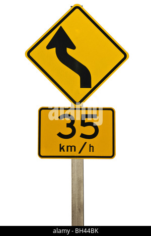 Ein Schild zeigt eine Kurve mit einer Reccomened Geschwindigkeit von 35km/h. isoliert auf weiß. Stockfoto