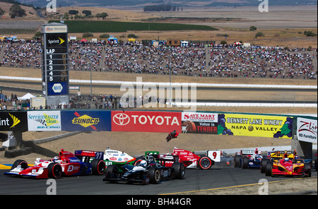 Tony Kanaan (11) kollidiert auf der Rückseite des Scott Dixon (9) in der ersten Runde am Zug 2 in der 2009 Sonoma Grand Prix IndyCar Rennen auf dem Infineon Raceway in Sonoma, Kalifornien am 23. August 2009 stattfand. Das Wrack Dixon es Auto deaktiviert und verursachte Schäden an mehrere andere im Feld. Stockfoto