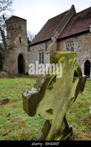 Hargham Friedhof, Kirche ruiniert Turm und Kreuz in Norfolk UK Stockfoto