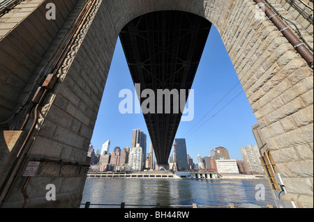 East River und Ostseite unter (59th Street) Queensboro Bridge, New York City, NY, USA Stockfoto