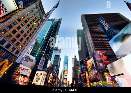 Blickte zu 42nd und 7th Avenue, Broadway, Times Square, New York City, NY, USA Stockfoto