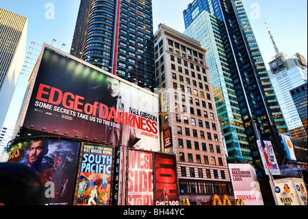 Theater-Plakate und Leuchtreklamen am Broadway / 7th Avenue, Times Square, Duffy Square in New York City, NY, USA Stockfoto