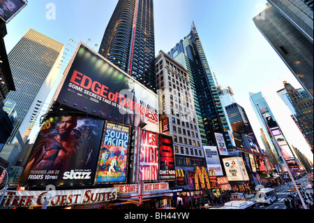 Theater-Plakate und Leuchtreklamen am Broadway / 7th Avenue, Times Square, Duffy Square in New York City, NY, USA Stockfoto