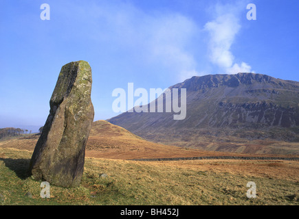 Alten Menhir mit Bergkulisse in der Nähe von Llynnau Cregennen Arthog Gwynedd Mitte Wales UK Stockfoto