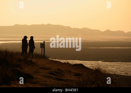 Ein paar Wanderer lesen ein Zeichen auf der Heide neben der Ythan Mündung, Newburgh. Stockfoto