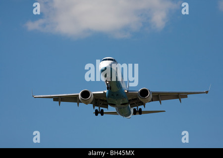 Fliegen werden Embraer 195 (oder ERJ 190-200) Landung BHX Stockfoto